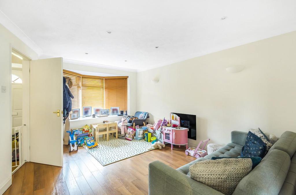 Trout Road, Haslemere, GU27 3 bed detached house £450,000