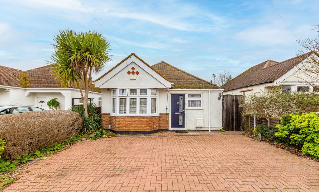 Farleigh Road, New Haw KT15 4 bed detached bungalow £525,000
