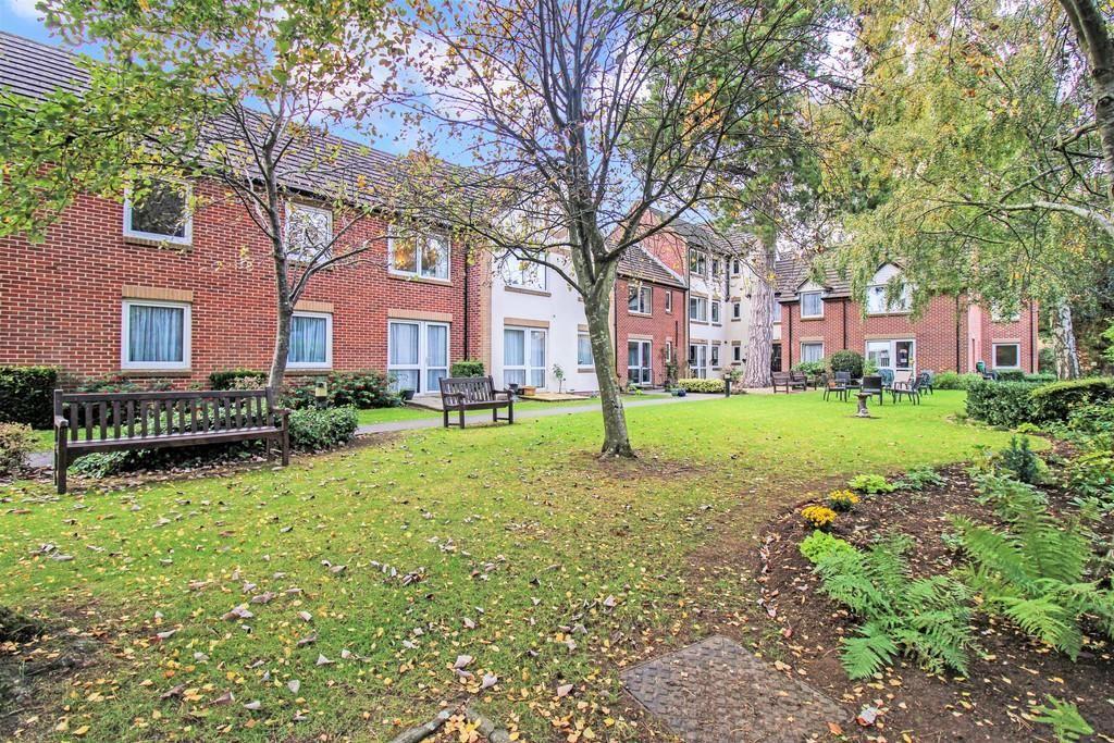 Grovelands Avenue, Swindon, Wiltshire, SN1 4EH 1 bed flat £75,000