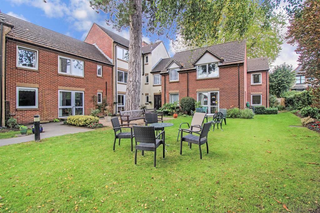 Grovelands Avenue, Swindon, Wiltshire, SN1 4EH 1 bed flat £75,000