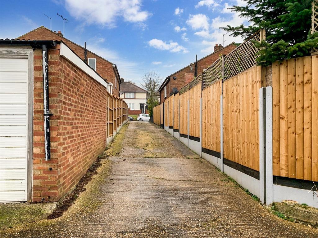 Englands Lane, Loughton, Essex Garage £20,000