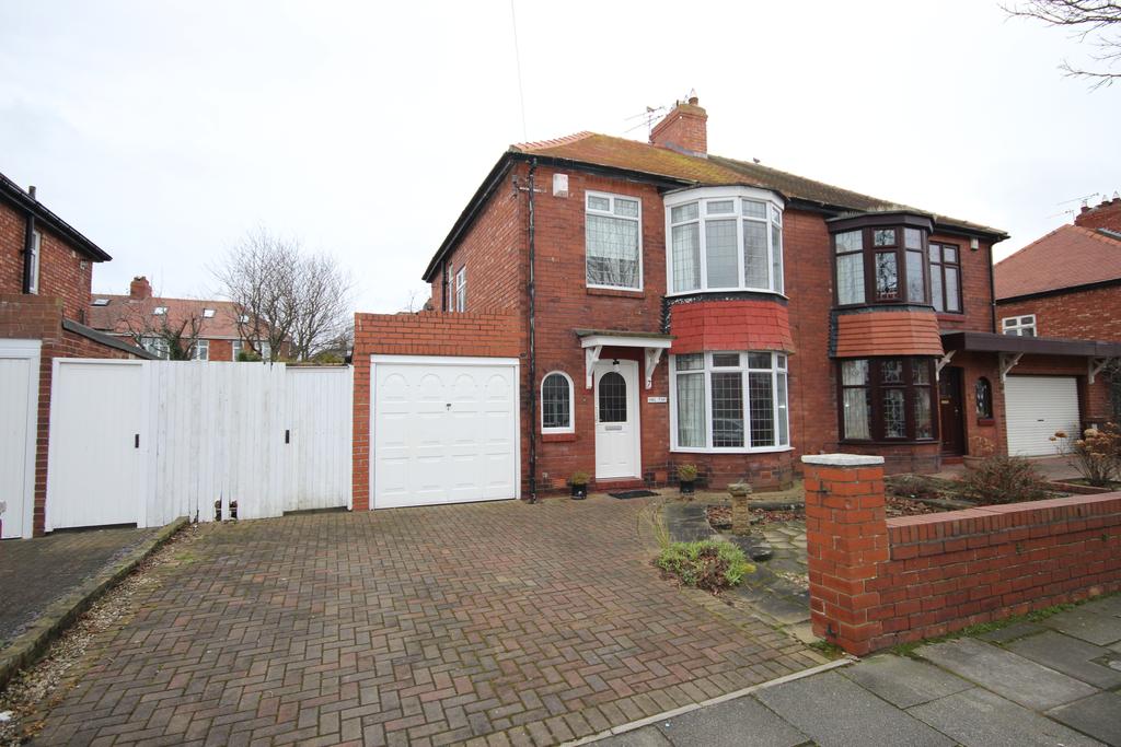 Holystone Avenue, Whitley Bay, Tyne &... 3 bed semidetached house £