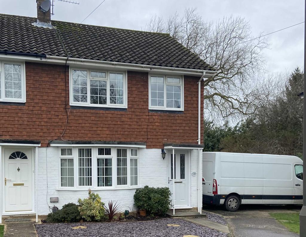 Lyndhurst Close, Southgate, Crawley 3 bed house £1,395 pcm (£322 pw)