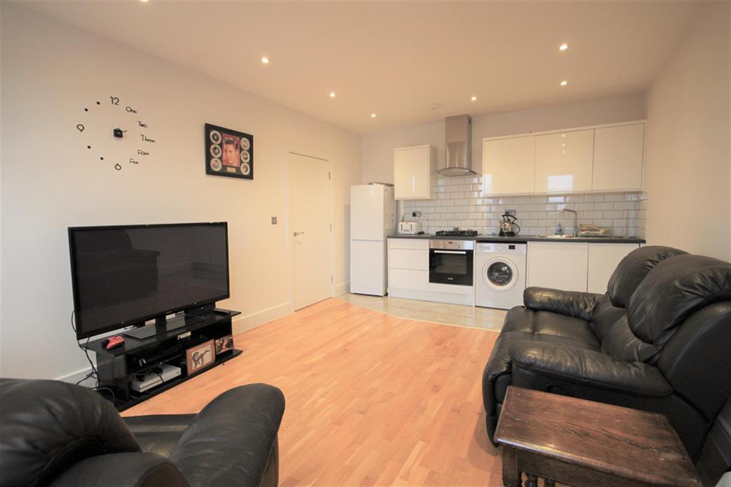 Victoria Road, Horley, RH6 1 bed flat £975 pcm (£225 pw)