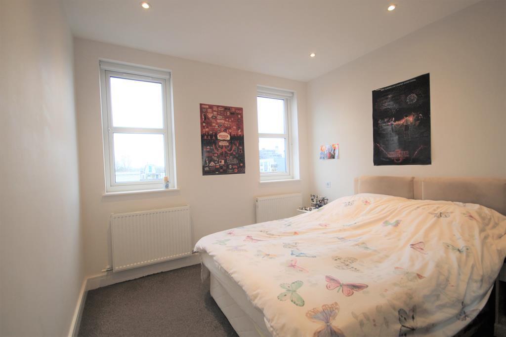 Victoria Road, Horley, RH6 1 bed flat £975 pcm (£225 pw)