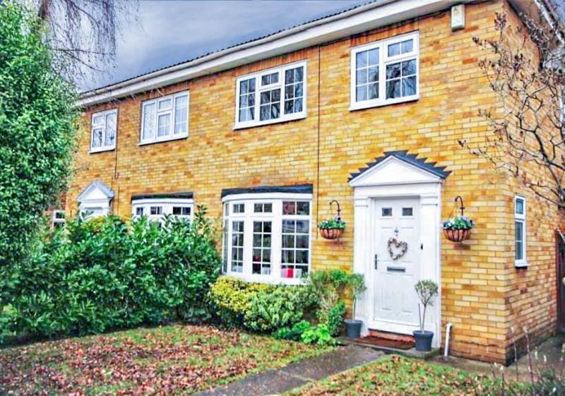High Road, Byfleet KT14 7RJ 3 bed end of terrace house £1,450 pcm (£