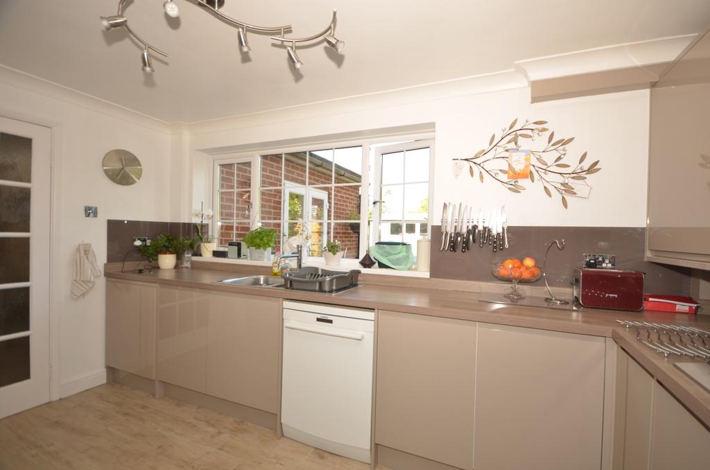 Plover Road Larkfield ME20 3 bed semidetached house £1,300 pcm (£300 pw)