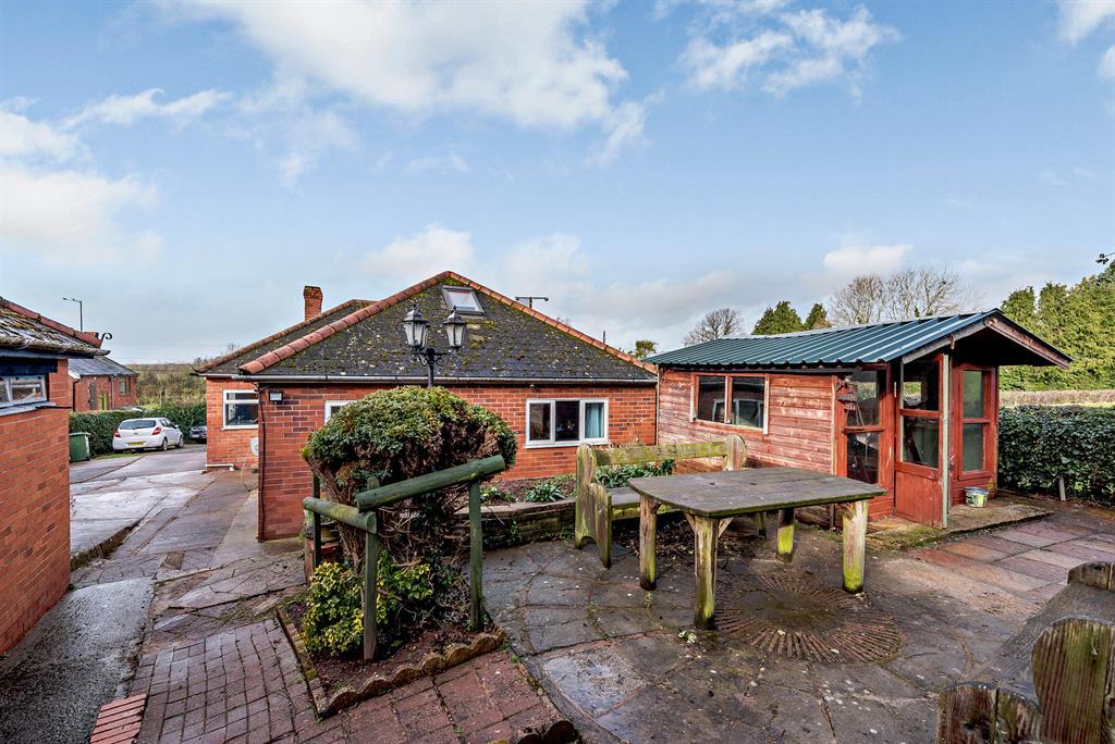 The Glen, Preston Wynne... 5 bed bungalow £380,000