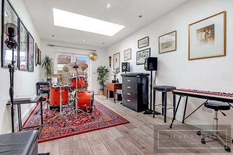 5 bedroom semi-detached house to rent - Oakdene Park, West Finchley, London, N3 - SHARERS WELCOME