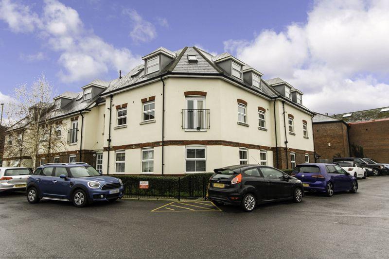 Jarrett Court, Horsham 2 bed apartment £1,200 pcm (£277 pw)