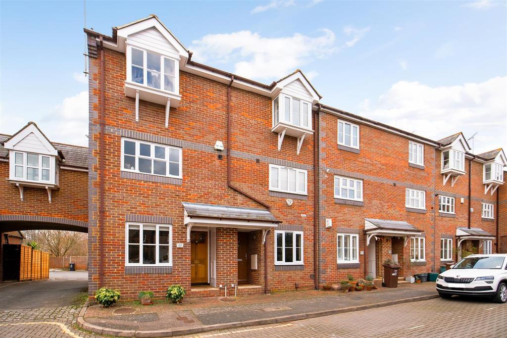 De Tany Court, St. Albans 3 bed townhouse £700,000