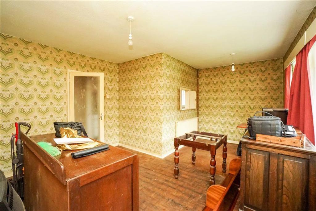 Ironlatch Avenue, St. Leonardsonsea, East Sussex 2 bed detached