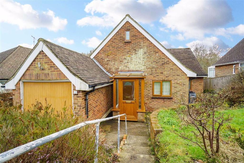 Ironlatch Avenue, St. Leonardsonsea, East Sussex 2 bed detached