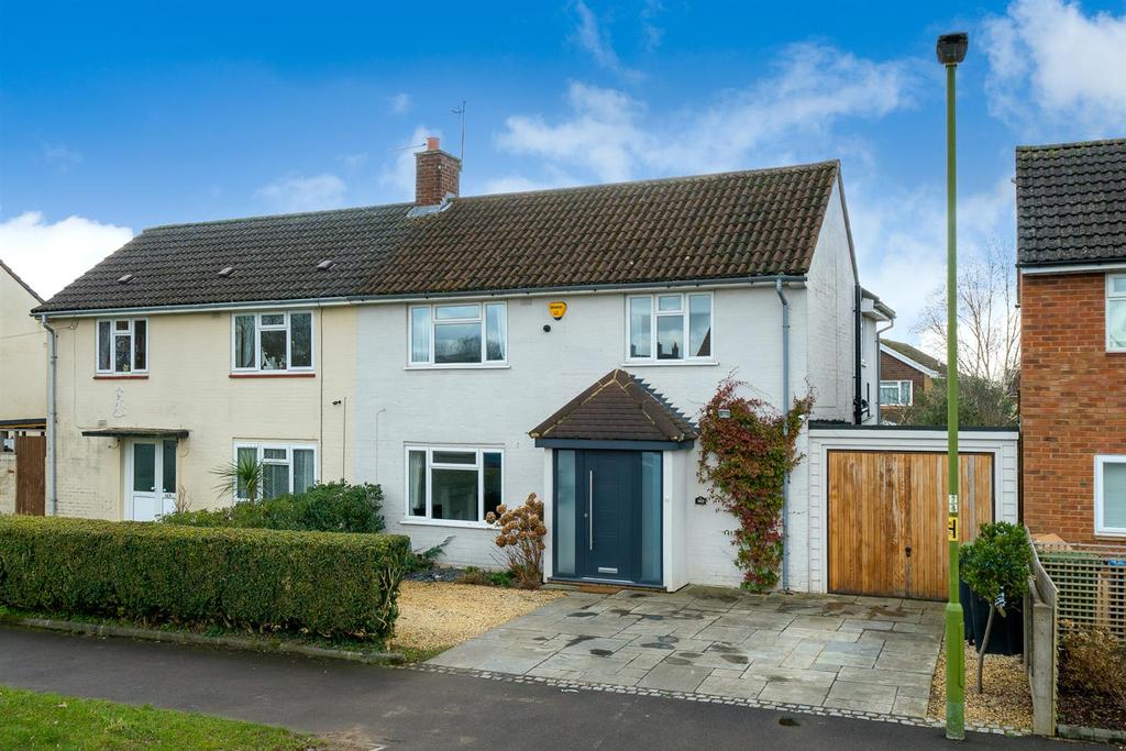 Windmill Road, Adeyfield, Hemel Hempstead, HP2 4BU 3 bed semidetached