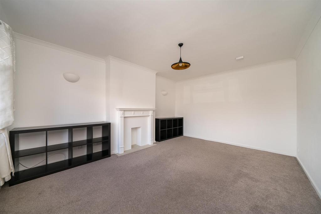 Windmill Road, Adeyfield, Hemel Hempstead, HP2 4BU 3 bed semidetached