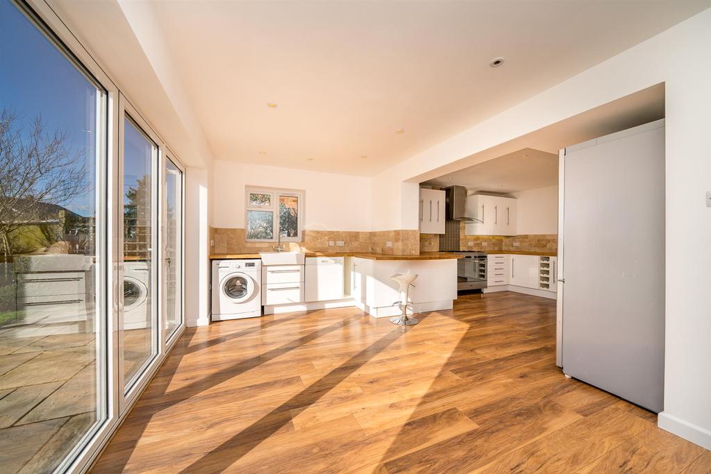 Windmill Road, Adeyfield, Hemel Hempstead, HP2 4BU 3 bed semidetached