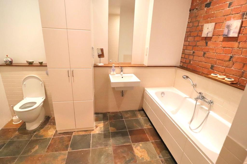 Bathroom 1.jpg
