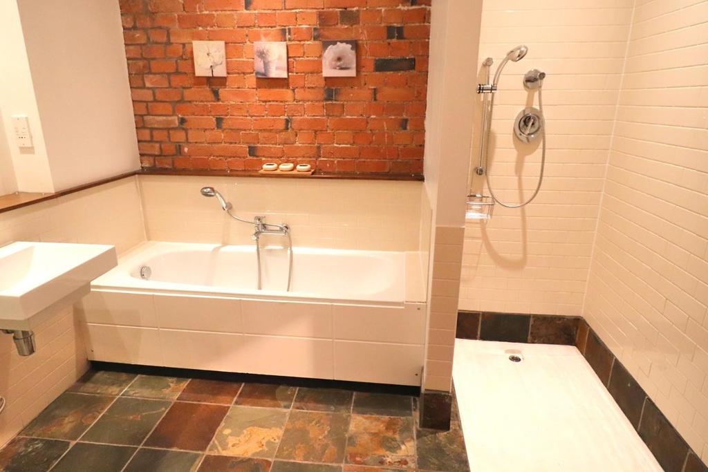 Bathroom 2.jpg