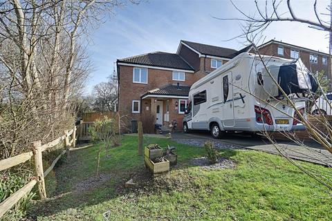 35 Amanda Close, Bexhill-on-sea, TN40 2TB