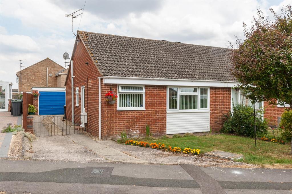 Gainsborough Avenue, Royal Wootton Bassett 2 bed semidetached bungalow