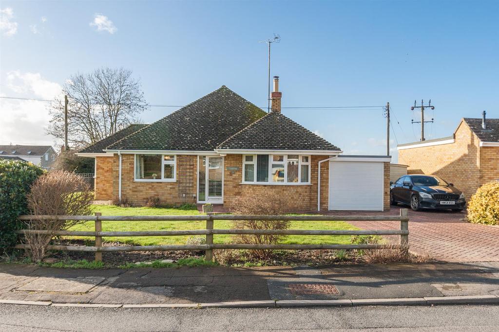Miltons Way, Royal Wootton Bassett SN4 7 2 bed detached bungalow for