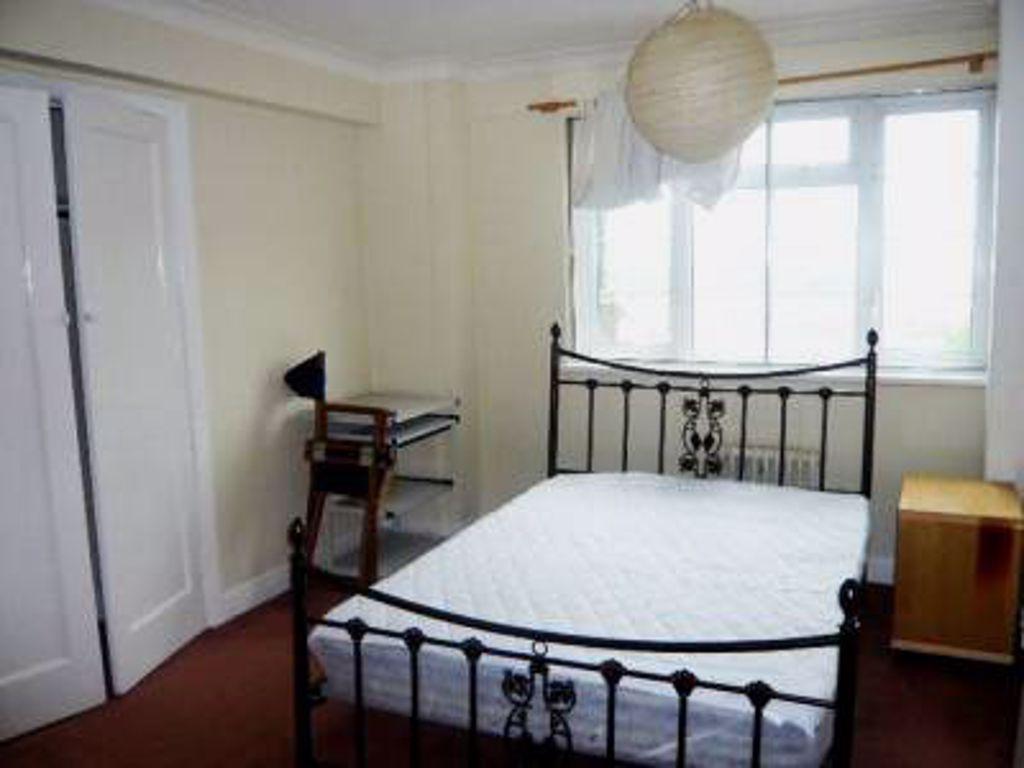 Ashford Court, Ashford Road, Cricklewood, NW2 2 bed flat £1,300 pcm