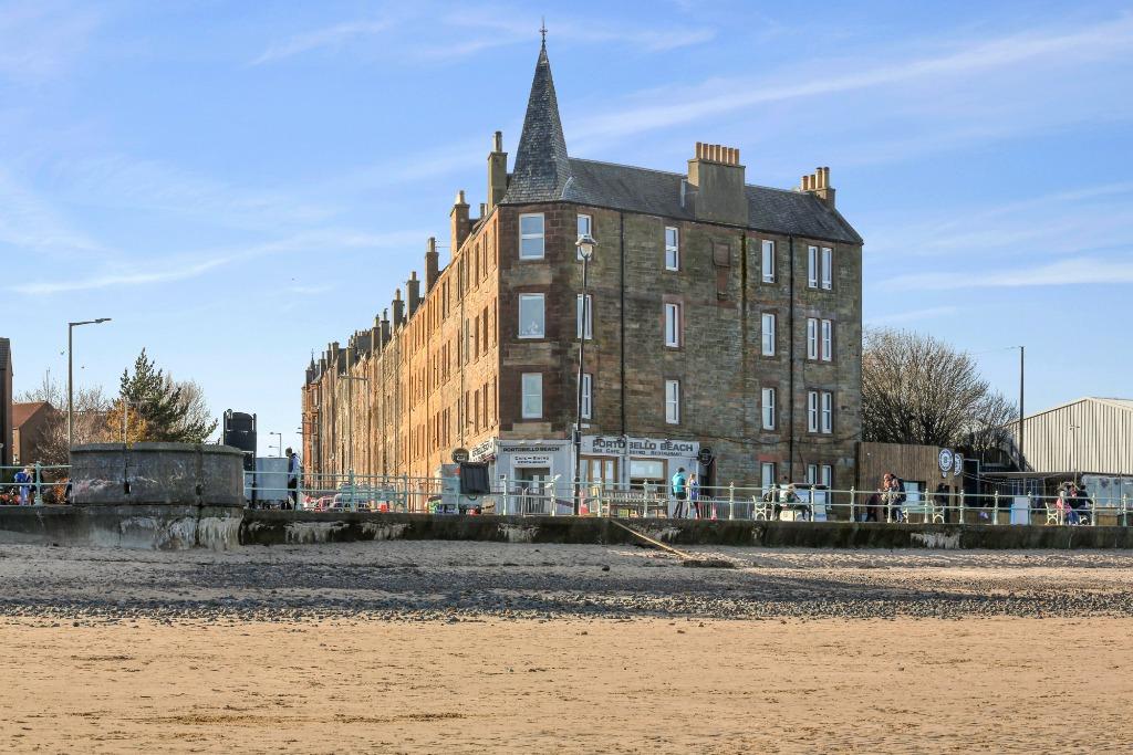 Kings Road, Portobello, Edinburgh, EH15 2 bed flat £185,000