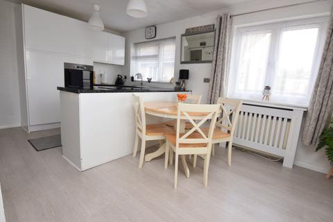 2 Downs View Close, Haxton, Salisbury, SP4 9PS
