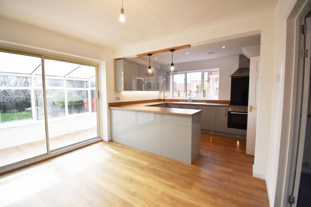 Newlands Drive, Leominster 3 bed semidetached house £945 pcm (£218 pw)