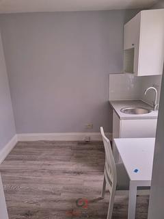 Studio to rent, Blythe Road, Shepherds Bush W14