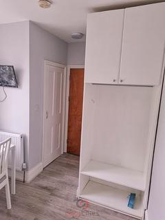 Studio to rent, Blythe Road, Shepherds Bush W14