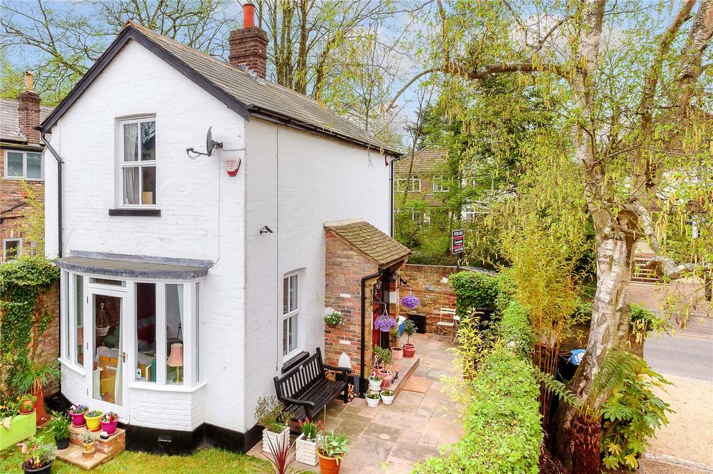 High Road, Chipstead, Surrey, CR5 2 bed detached house £485,000