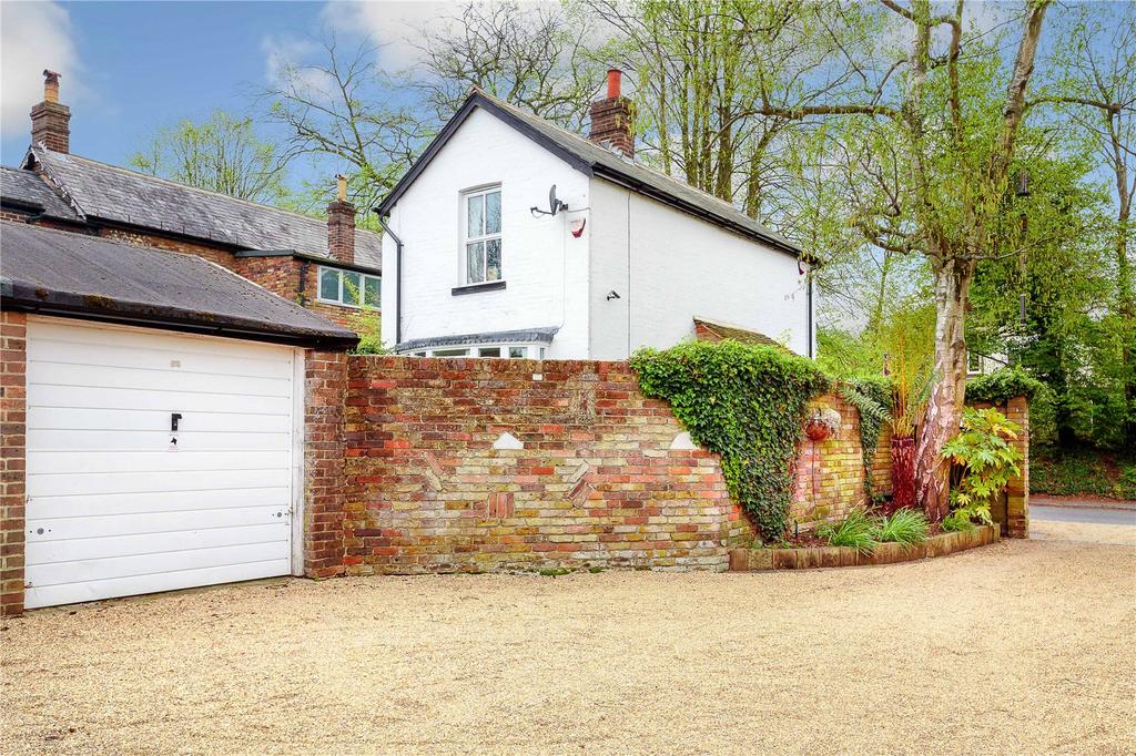 High Road, Chipstead, Surrey, CR5 2 bed detached house £485,000