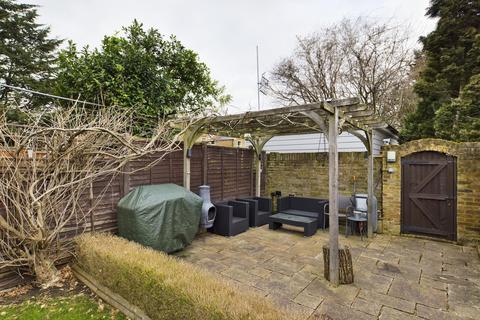 255 Staines Road, Wraysbury, Staines, TW19 5AJ