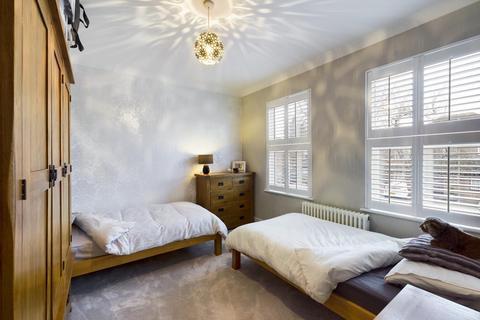 255 Staines Road, Wraysbury, Staines, TW19 5AJ