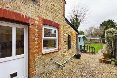 255 Staines Road, Wraysbury, Staines, TW19 5AJ