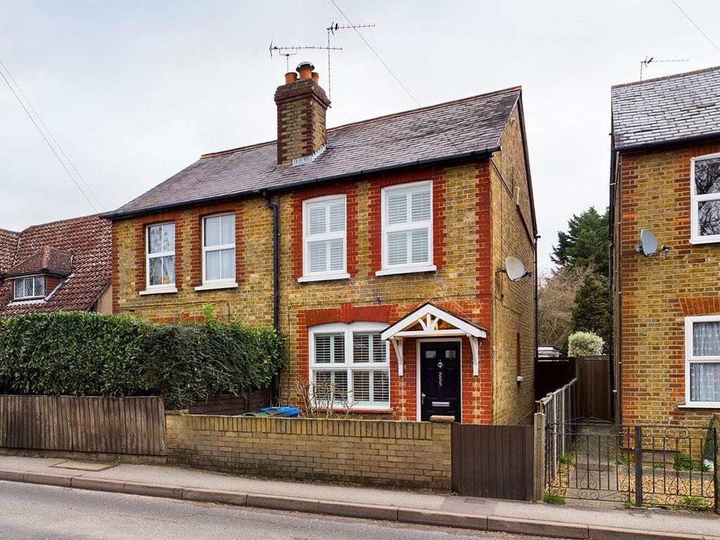Staines Road, Wraysbury, TW19 2 bed semidetached house £425,000