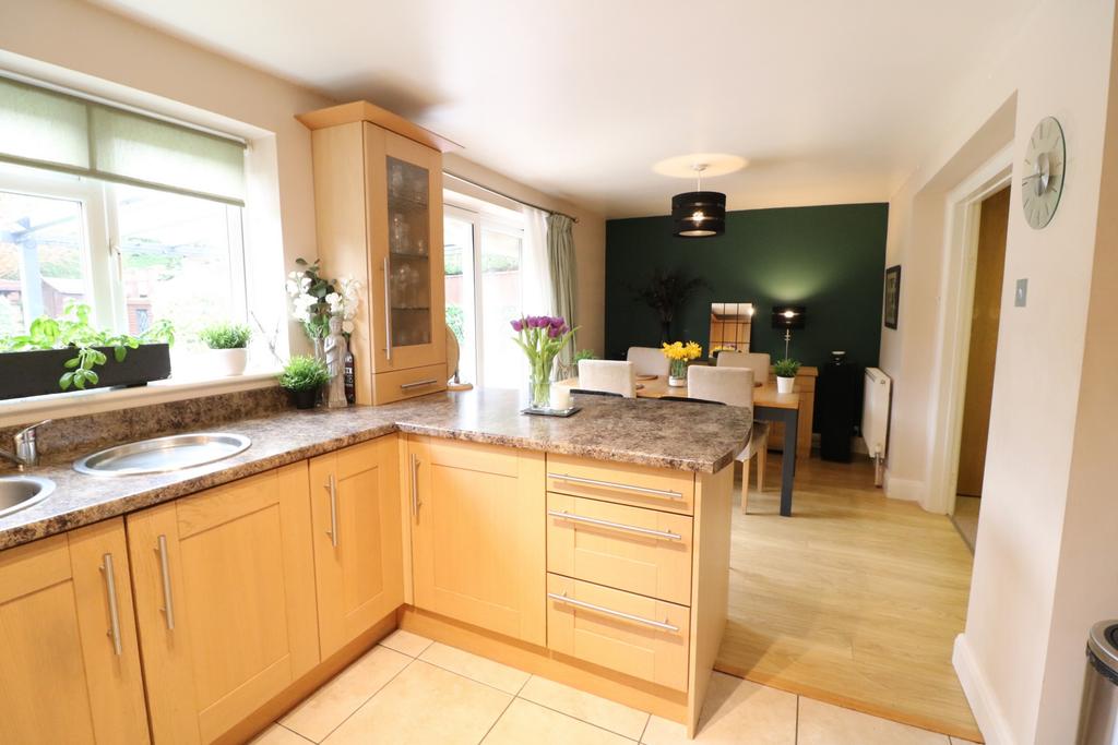 Meadow Lane, Lindfield, RH16 4 bed house £635,000