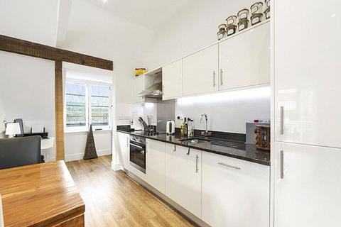 14 Ravenscourt Gardens, London, W6 0TU