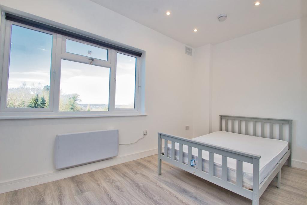 High Road, Bushey Heath, Bushey Studio £750 pcm (£173 pw)
