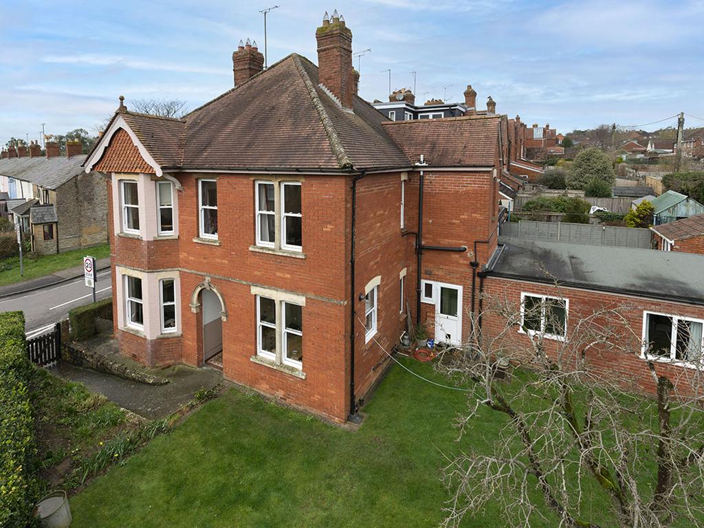 Wootton Grove, Sherborne, Dorset, DT9 5 bed detached house £450,000