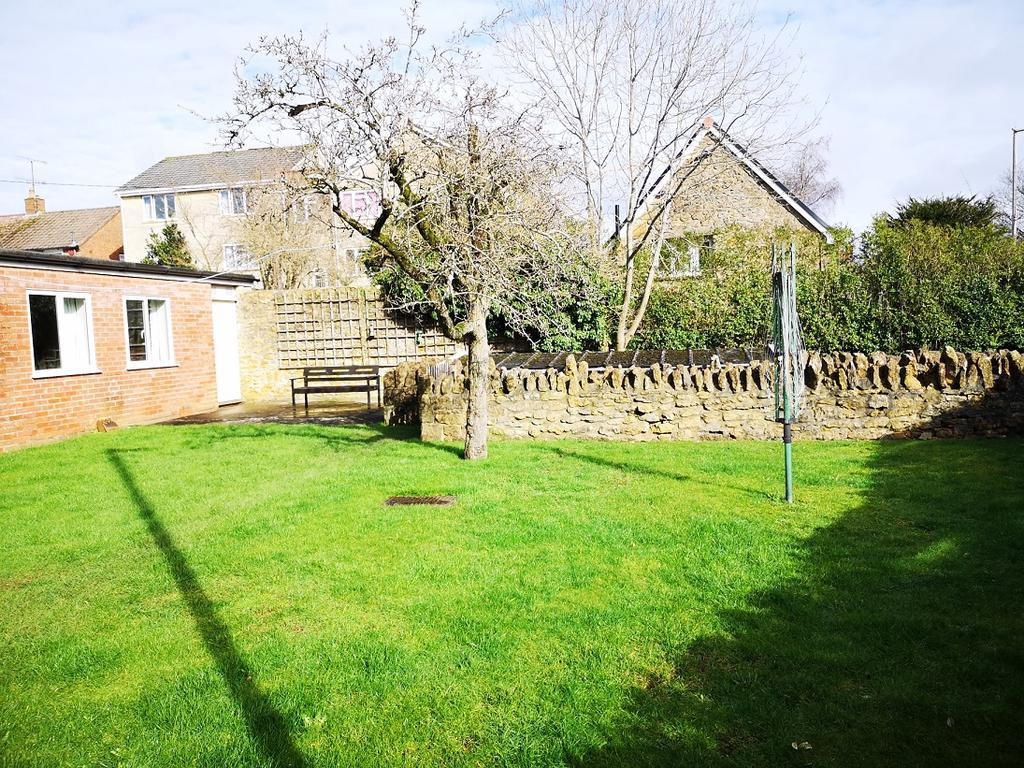 Wootton Grove, Sherborne, Dorset, DT9 5 bed detached house £450,000