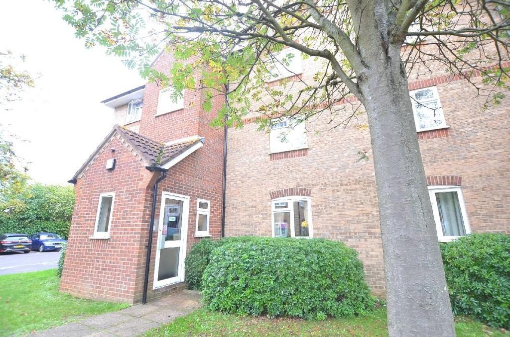 Gainsborough Road, Hayes,UB4 8QG 1 bed apartment £239,000