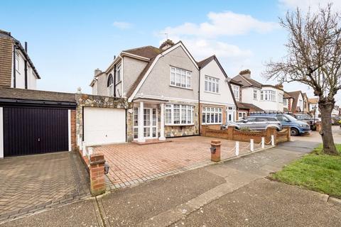 7 Dee Way, Romford, RM1 4XA