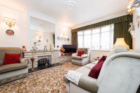 7 Dee Way, Romford, RM1 4XA