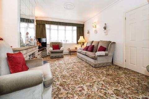 7 Dee Way, Romford, RM1 4XA
