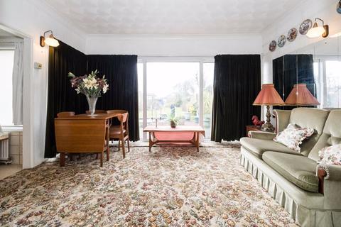 7 Dee Way, Romford, RM1 4XA