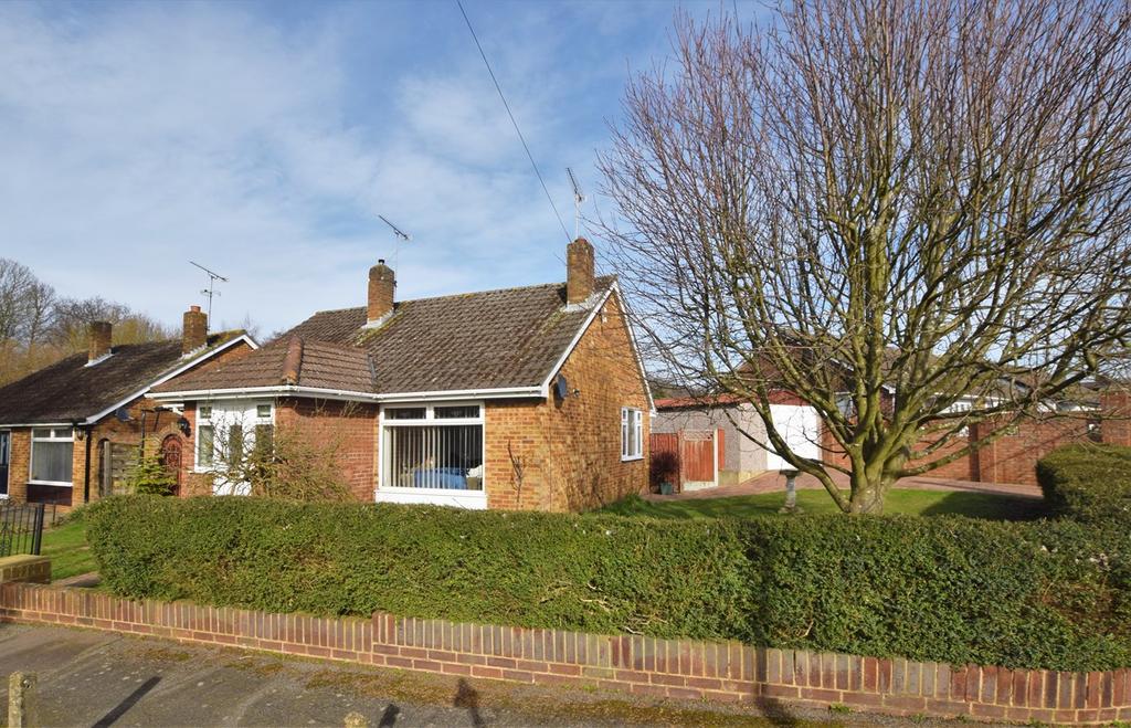 Walton Gardens, Hutton, Brentwood, CM13 3 bed detached bungalow £475,000