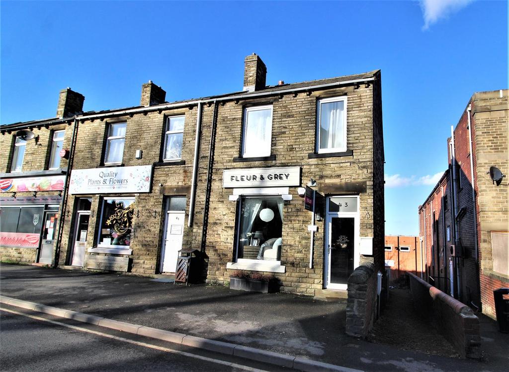 Commercial Road, Skelmanthorpe, Huddersfield Shop £567 pcm (£131 pw)
