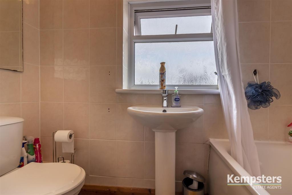 Bathroom 2nd.jpg